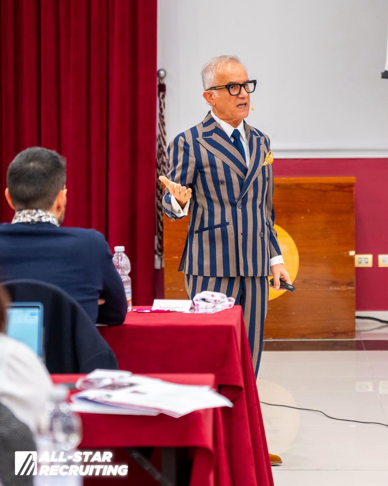 Un relatore durante un evento dal vivo OSM