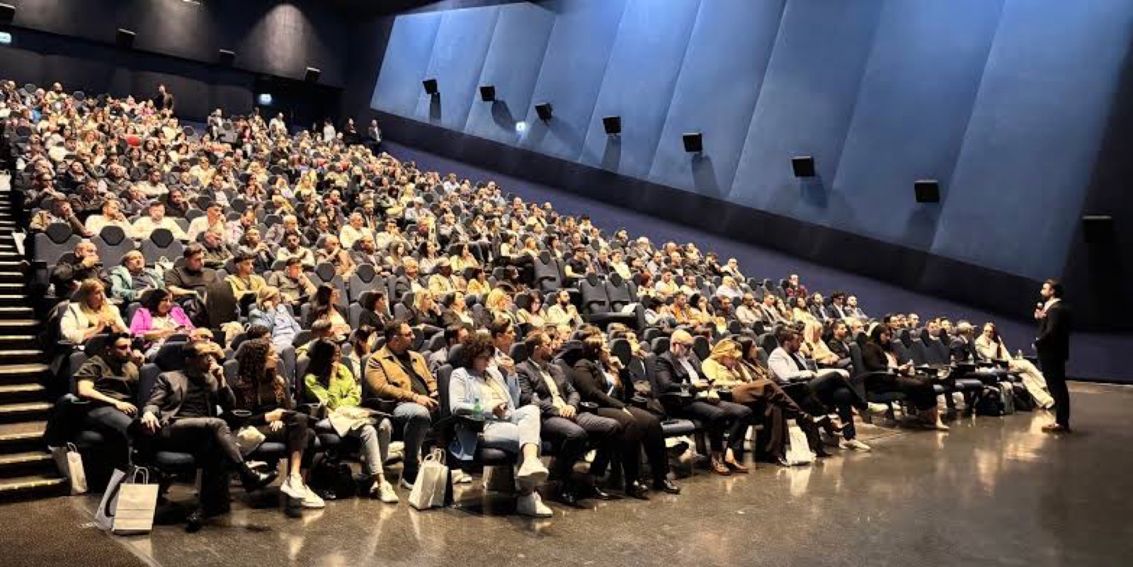 Platea di imprenditori durante un incontro OSM