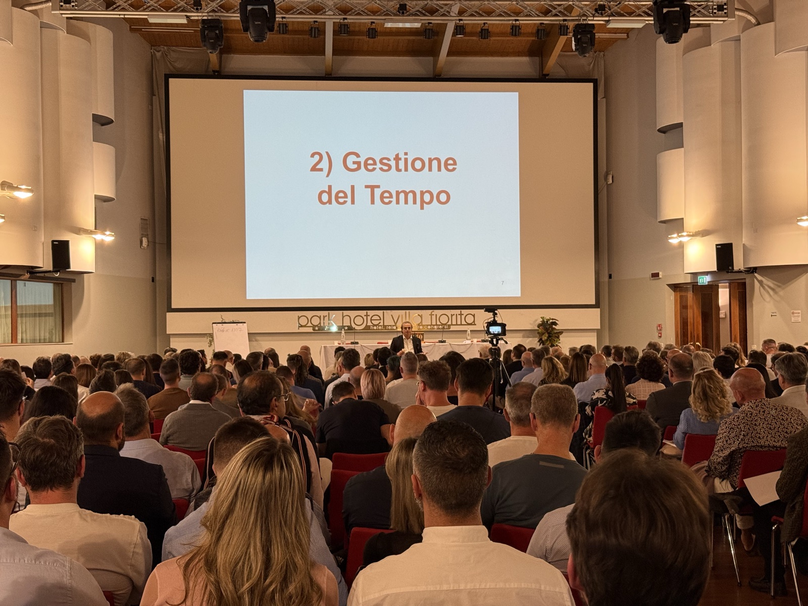 Sala piena di imprenditori durante un evento dal vivo OSM